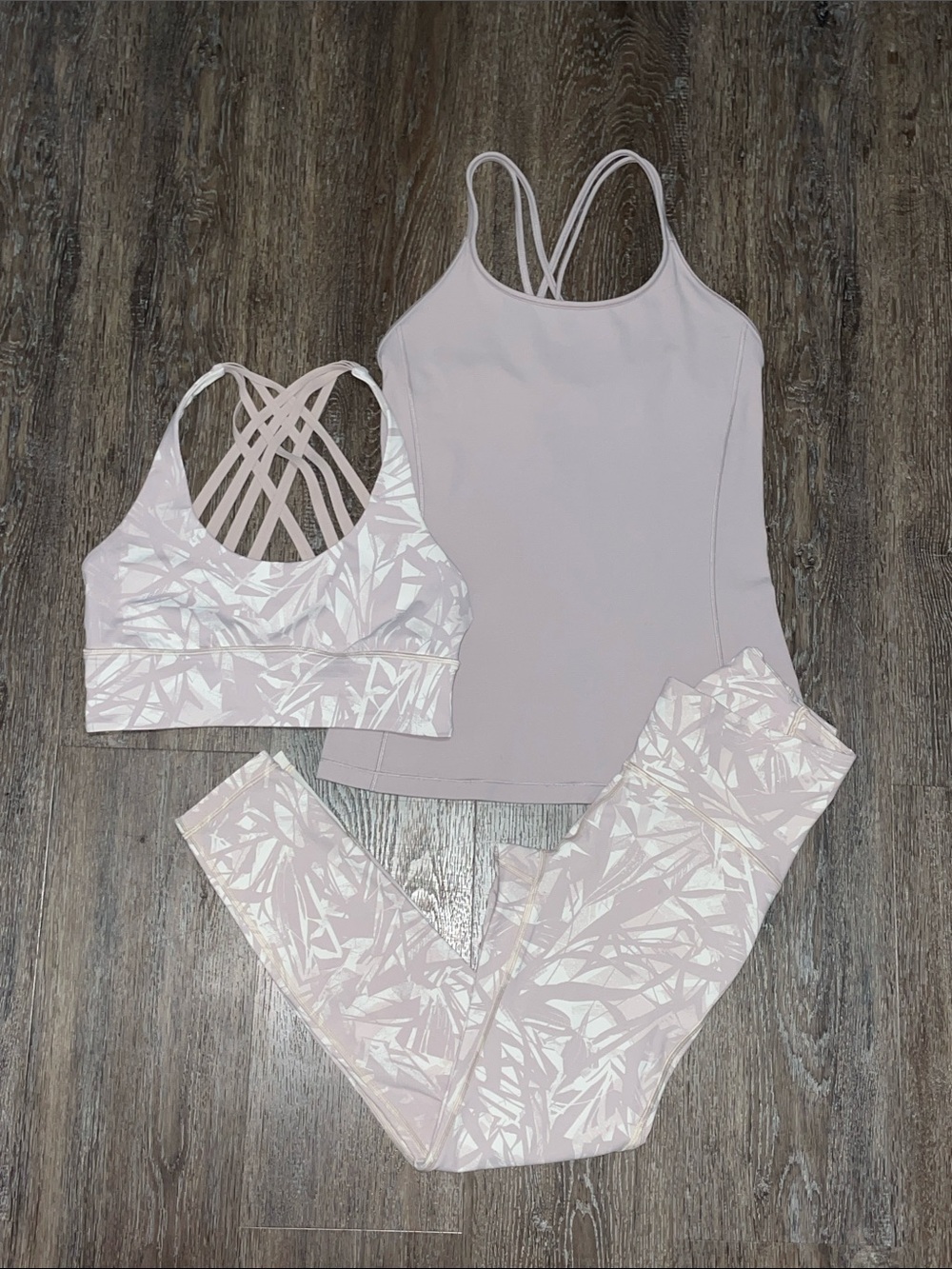 EUC Lululemon Matching Shadow Leaf Light Ivory/ Blush Set. Size Tops 6/Bottom 4